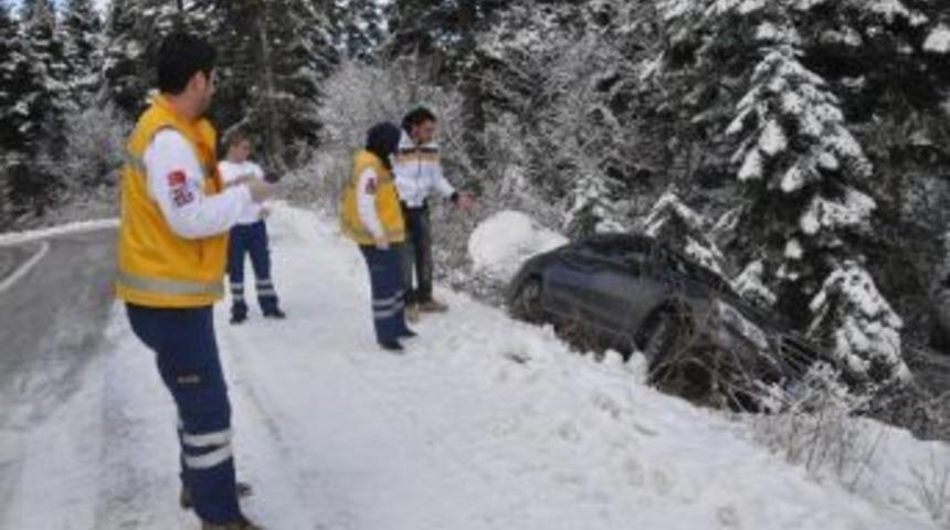 Karda L&uuml;ks Otomobille Şarampole U&ccedil;tu