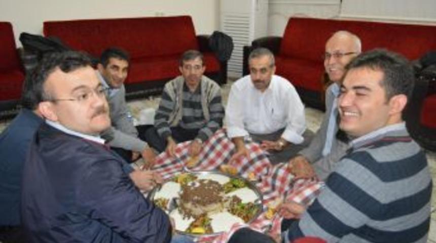 G&ouml;n&uuml;ll&uuml;lerden &Ouml;ğretmenlere Maklube Ziyafeti