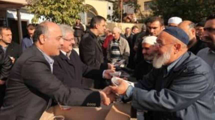 G&uuml;ng&ouml;ren Belediyesi 40 Bin Aşure Dağıttı