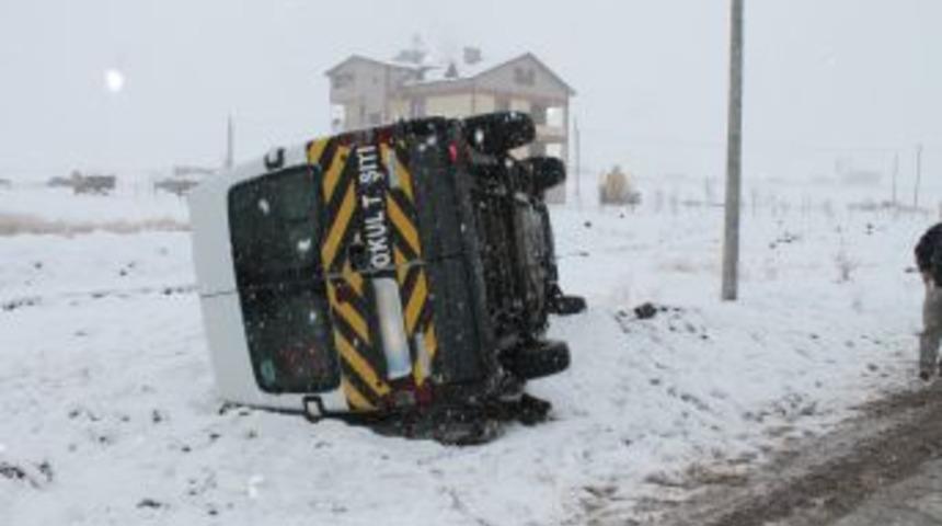 Bayburt'ta &Ouml;ğrenci Servisi Kaza Yaptı: 21 &Ouml;ğrenci Yaralı