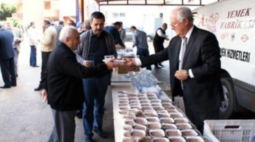 Mezitli Belediyesi 3 Bin 500 Kişiye Aşure Dağıttı