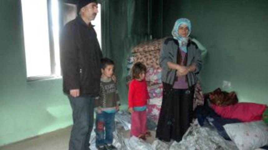 Vanlı Depremzede Ailenin Bir Hafta &Ouml;nce Yaptığı Evi De Yandı, Oğlu Yaralandı