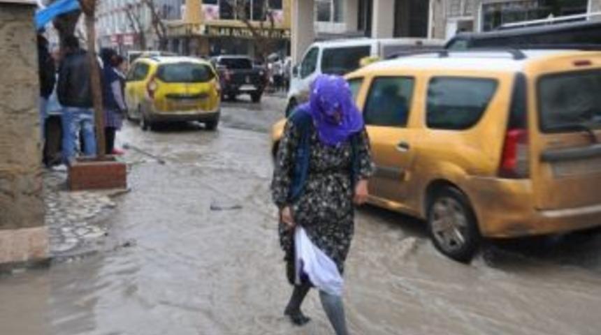 Silopi&rsquo;de Sağanak Yağış Sonrası Yollar Dereye D&ouml;nd&uuml;