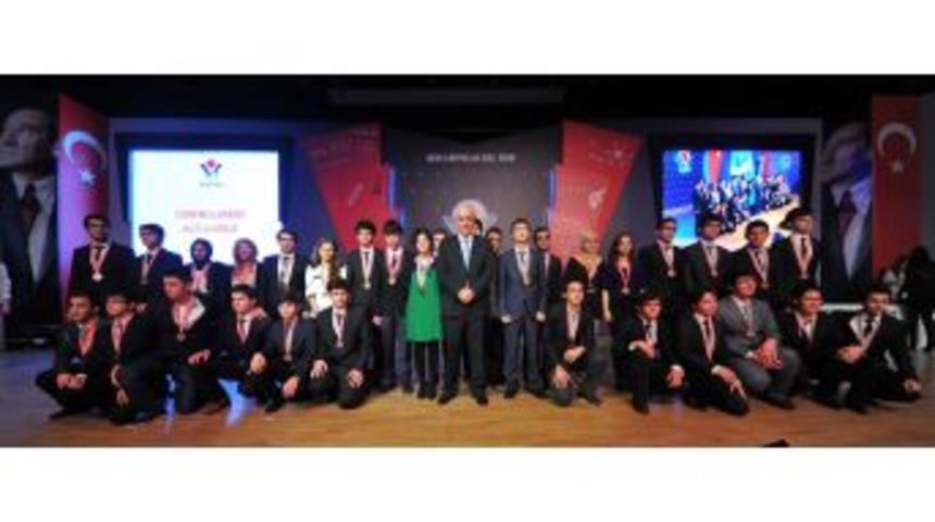 Feza Koleji &Ouml;ğrencileri, T&Uuml;BİTAK Bilim Olimpiyatları'ndan &Uuml;&ccedil; Madalya Ile D&ouml;nd&uuml;