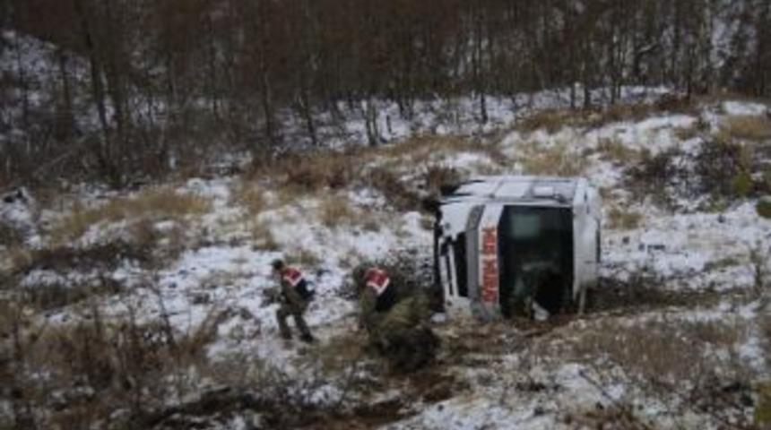 Kar Yağışı Kazaya Yol A&ccedil;tı: 17 Yaralı