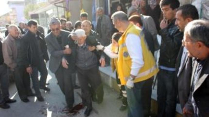 Otomobilin &Ccedil;arptığı Adam Yaralandı