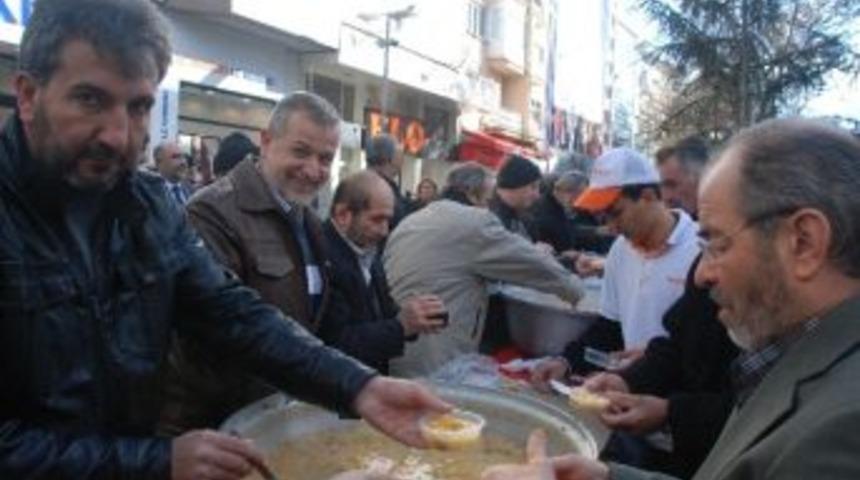 Saadet Partisi 5 Bin Kişiye Aşure Dağıttı