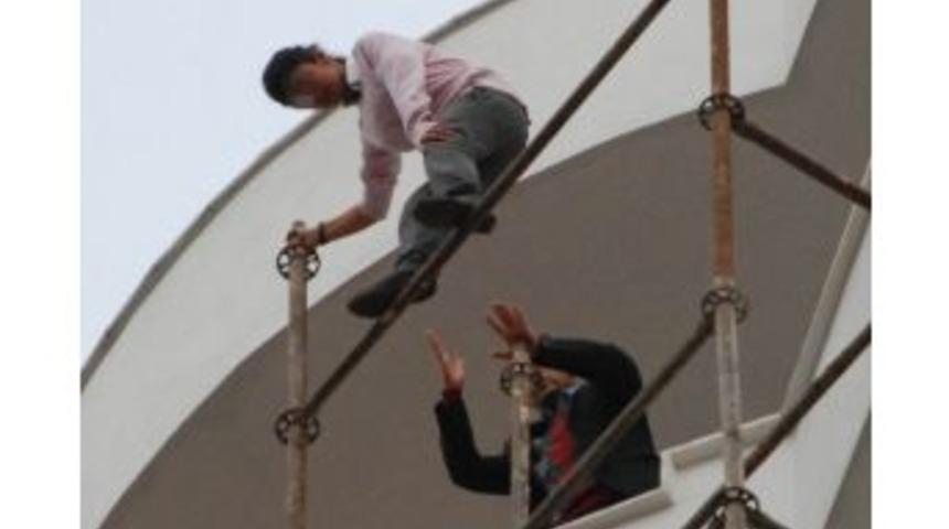 İntihar etmek isteyen gen&ccedil; kızı inşaat iş&ccedil;isi kurtardı