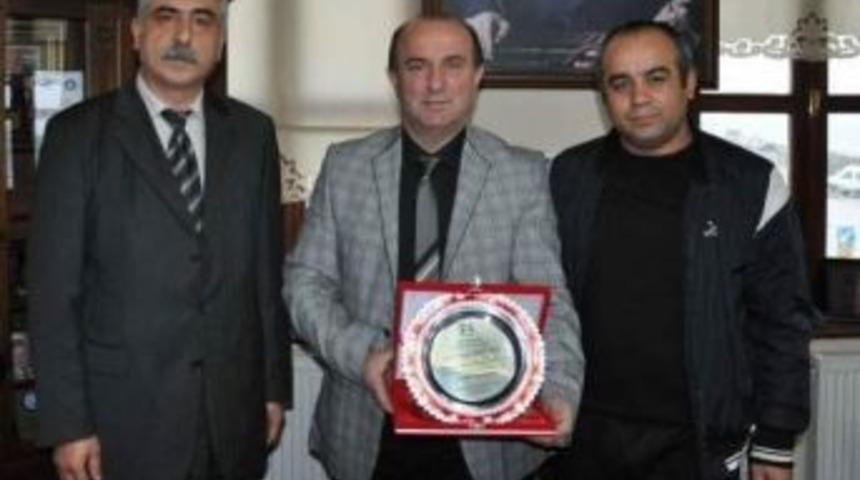 Uzuner&rsquo;e Eğitimcilerden Teşekk&uuml;r Plaketi