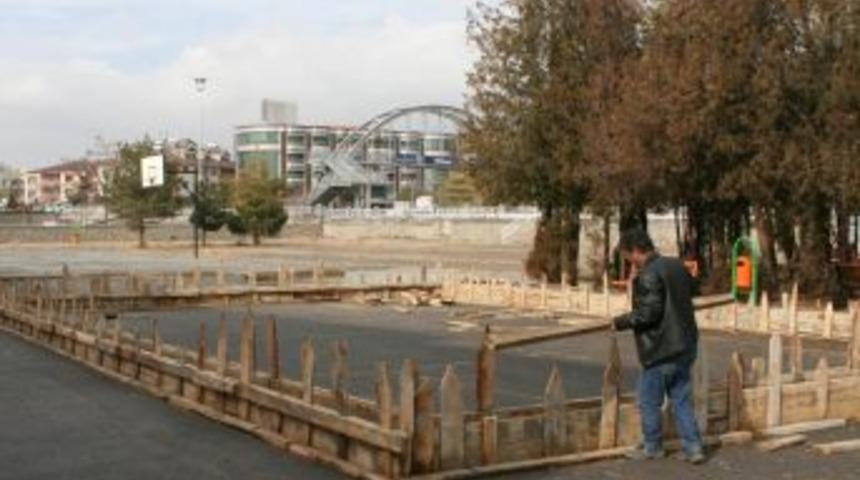 Okul Bah&ccedil;elerine Mini Futbol Sahası Yapılıyor