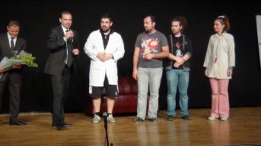 Fatih &Uuml;niversitesi Fatih Sanat Tiyatrosu'nun 'Cinnet-i Tercih' Oyunu Beğenildi