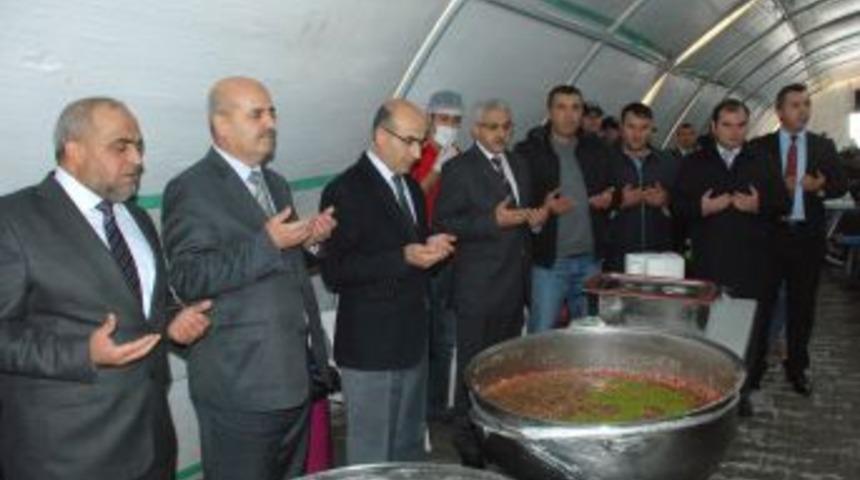 Vali Demirtaş, &Ccedil;adırkentte Kalan Suriyeli Vatandaşlara Aşure Ikram Etti