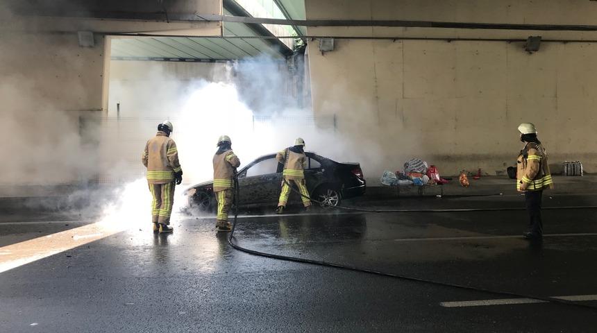 İstanbul D-100'de araç yangını! Trafik durdu