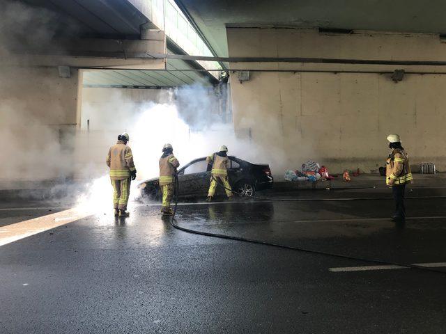 Kadıköy'de otomobil yandı; trafik felç oldu 