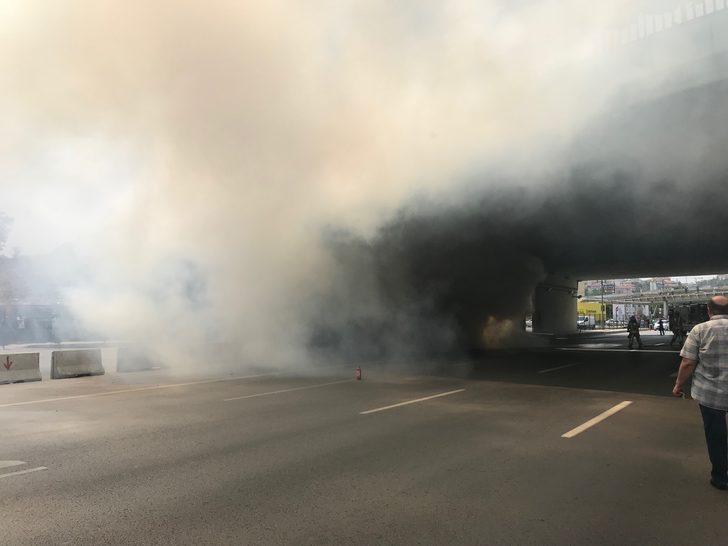 Kadıköy'de otomobil yandı; trafik felç oldu 