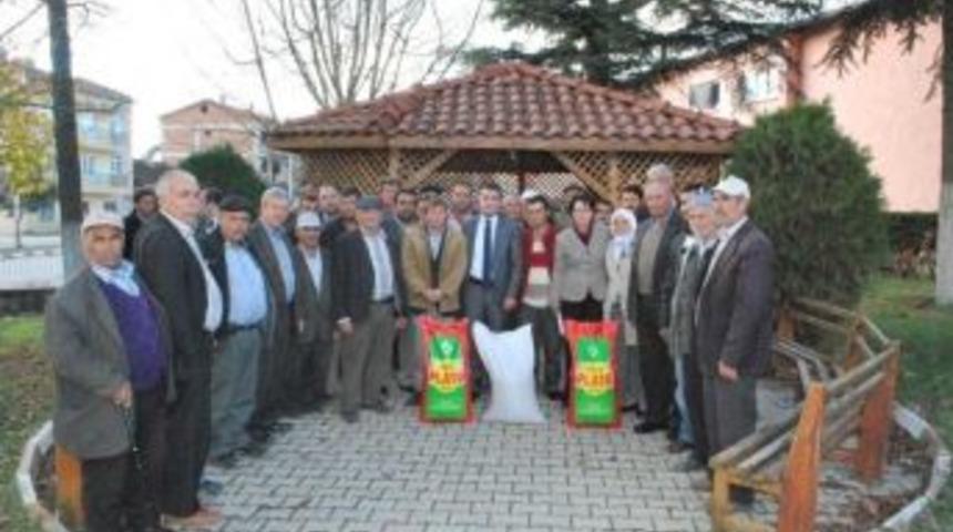 &Ccedil;ift&ccedil;ilere &Uuml;cretsiz Ceviz Fidanı, Yonca Ve Macar Fiğ Tohumu Dağıtıldı