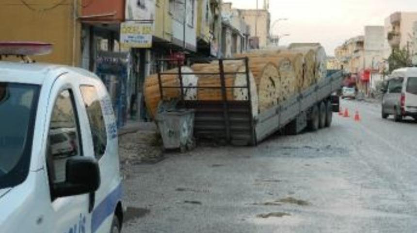 Seyir Halindeki Tırın Dorsesi &Ccedil;ıktı