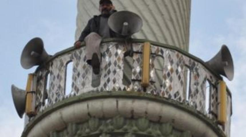 Belediye İş&ccedil;isi Minareye &Ccedil;ıkıp İntihara Kalkıştı