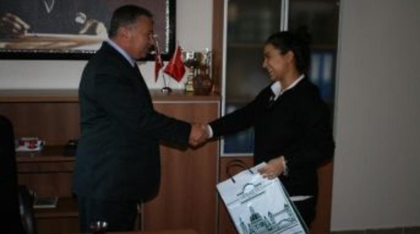 İngiltere&rsquo;den D&ouml;nen Gen&ccedil; Turizmcilerden &Ouml;ks&uuml;z&rsquo;e Ziyaret