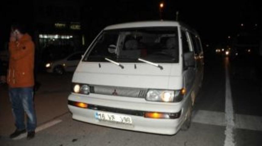 Karşıdan Karşıya Ge&ccedil;erken Gen&ccedil; Kıza Minib&uuml;s &Ccedil;arptı