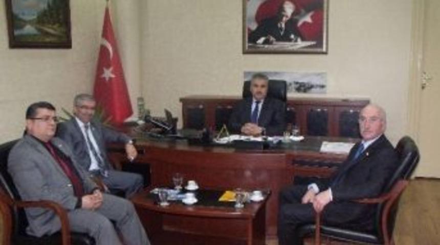 Kızılay'dan Seyhan Kaymakamı Okur'a Rozet