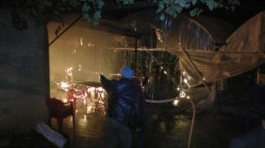 Sera Ve Evi Alev Alev Yanan &Ccedil;ift G&ouml;zyaşlarına Boğuldu