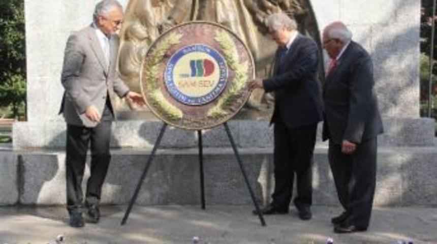 Sam-sev, 25. Yıl D&ouml;n&uuml;m&uuml;nde Anıta &Ccedil;elenk Bıraktı