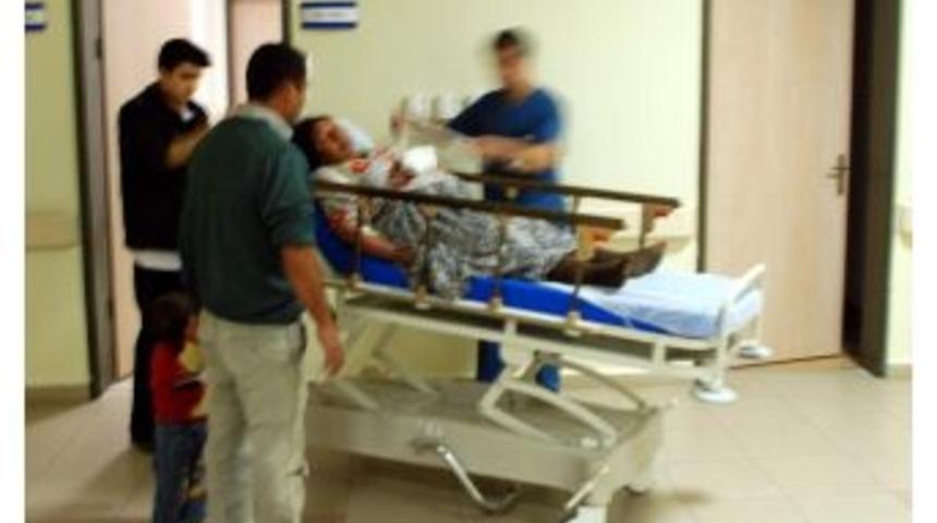 Minib&uuml;sle Otomobil &Ccedil;arpıştı: 4 Yaralı