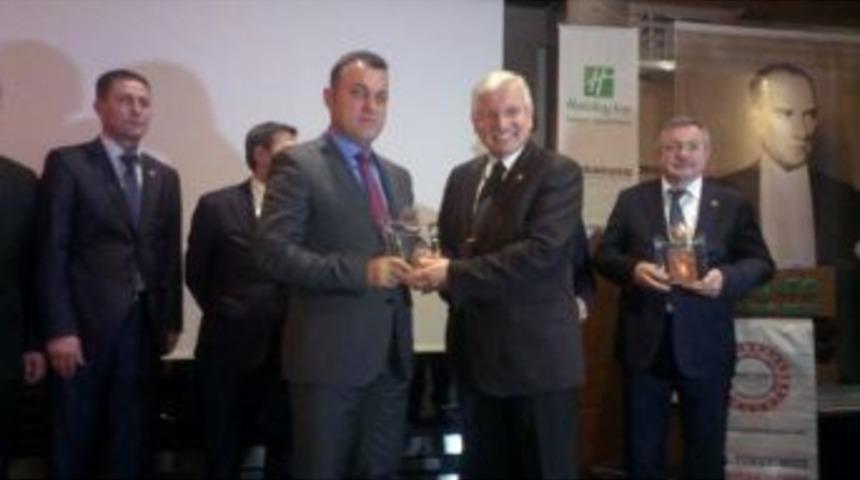 &Ccedil;ilili Belediye Başkanı Yavuz Yılın Başarılı Belediye Başkanı &Ouml;d&uuml;l&uuml; Aldı