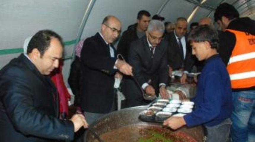 &Ccedil;adırkentte Aşure Dağıtıldı