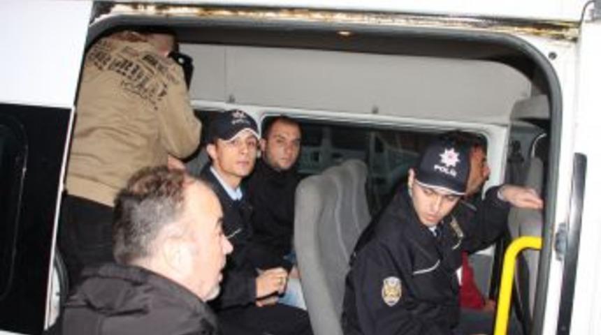 'Dur' Ihtarına Uymayan &Uuml;&ccedil; Kişiden Birisi Tutuklandı