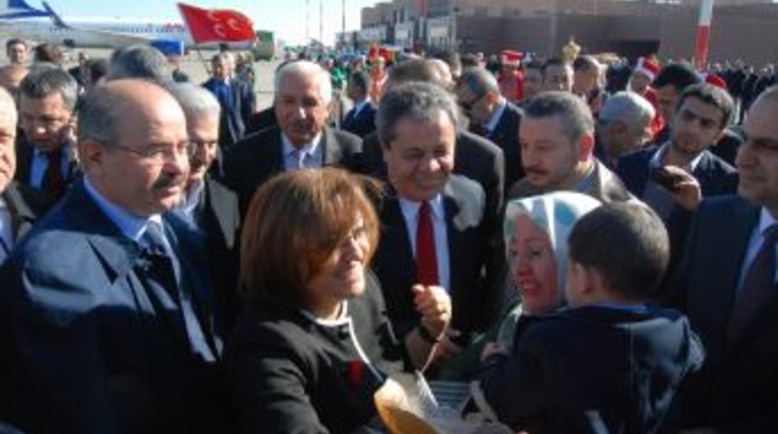 Mehteranla Karşılanan Fatma Şahin: Bu, Anadolu Kadınının Zaferi