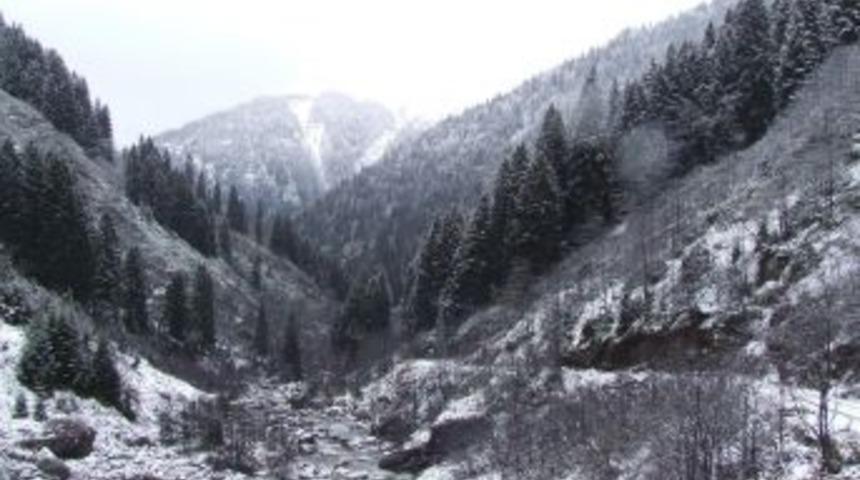 Ayder Yaylası Beyaza B&uuml;r&uuml;nd&uuml;, Ovit'te Kar Kalınlığı Yarım Metreyi Buldu