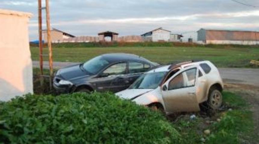 &Ccedil;arpışan İki Otomobil Su Kanalına U&ccedil;tu