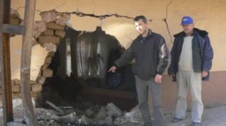 Kamyonet Eve Daldı, 4 Yaralı