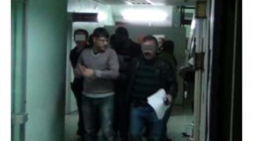 Hırsızlar &Ccedil;aldıkları Eşyalarla Yakalandı