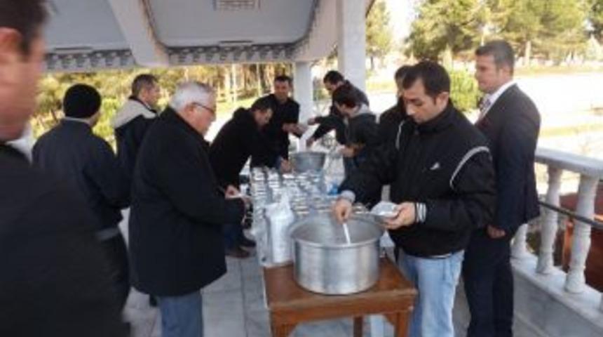 Erdal Ko&ccedil; namaz &ccedil;ıkışı aşure dağıttı