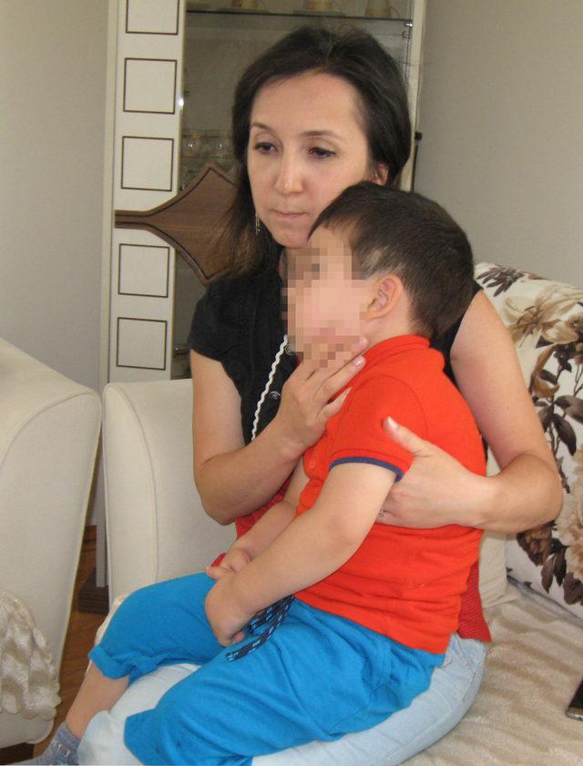 3 yaşındaki çocuğu terlikle döven bakıcıya tahliyeye tepki