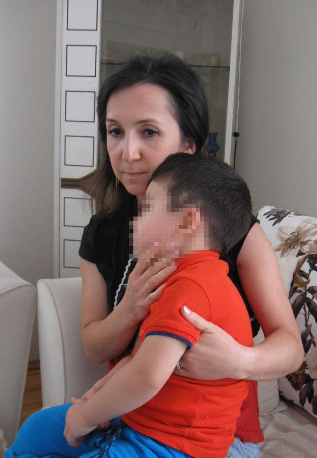3 yaşındaki çocuğu terlikle döven bakıcıya tahliyeye tepki