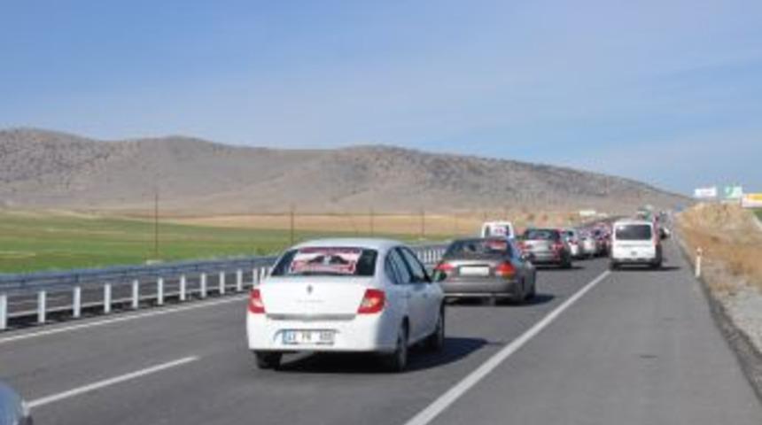 AK Parti'den Istifa Eden İdris Bal, 2 Bin Ara&ccedil;lık Konvoyla Karşılandı