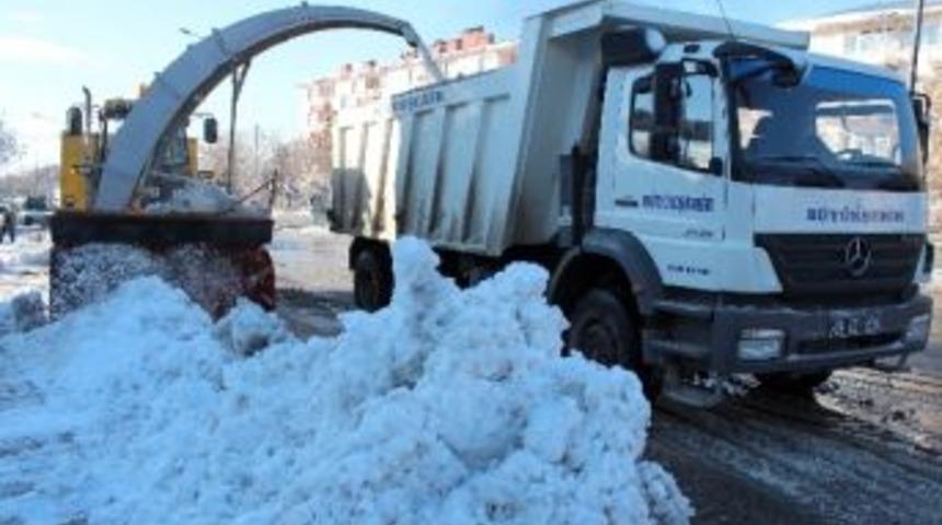 B&uuml;y&uuml;kşehir Belediyesi Karla M&uuml;cadeleye Başladı