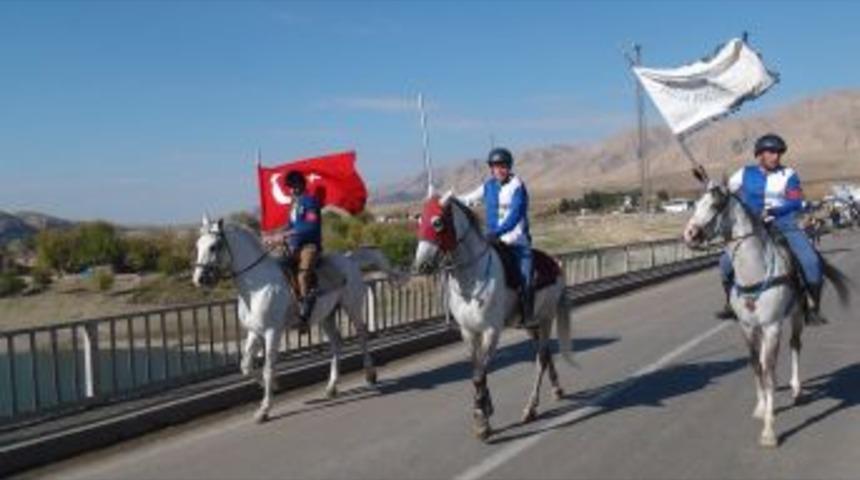 Atlı Cirit T&uuml;rkiye Finalleri Antik Kent Hasankeyf'te Başladı