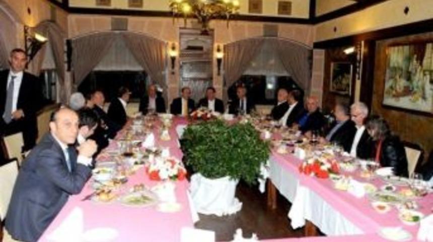 Vali &Ouml;zt&uuml;rk Almanya Eski Başbakanı Schr&ouml;der&rsquo;e Şakayık Tablosu Hediye Etti