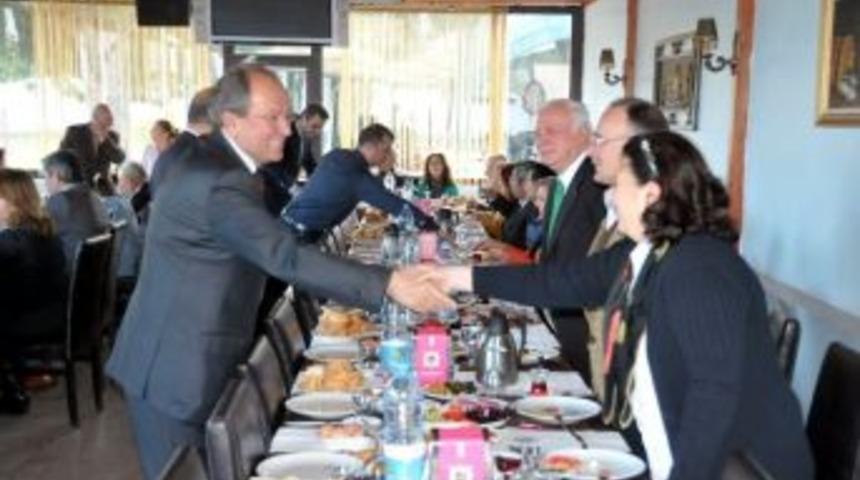 Burma, Emekli Subaylarla Buluştu