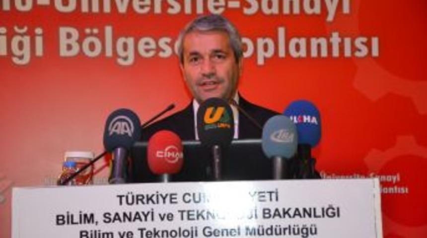 Bakan Erg&uuml;n: Hak Ve &Ouml;zg&uuml;rl&uuml;kler &Uuml;lkeleri B&ouml;lmez, Haksızlıklar B&ouml;ler