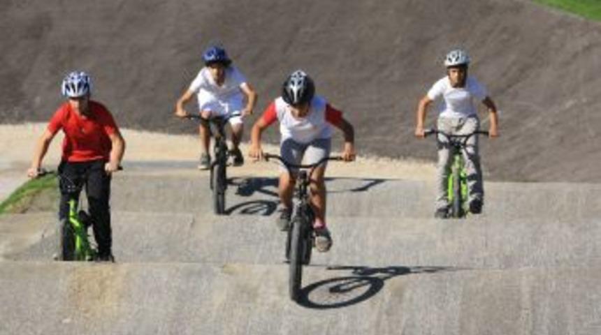 T&uuml;rkiye'nin Ilk BMX Pistinde &Ccedil;ocuklara Bisiklet Kullanım Teknikleri &Ouml;ğretiliyor