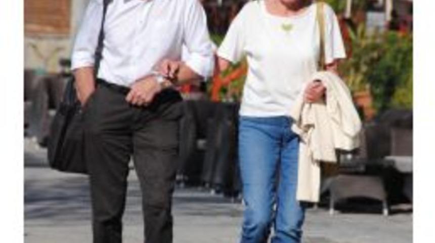 Turistler, Antalya Side'de G&uuml;neşli Havanın Keyfini &Ccedil;ıkarıyor