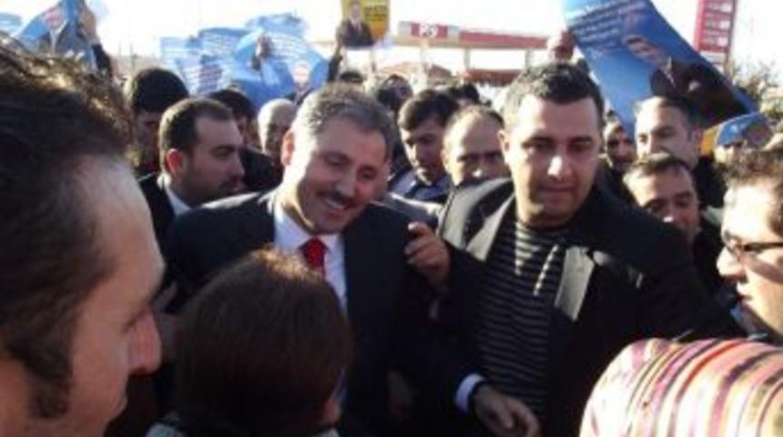 Ahmet &Ccedil;akır&rsquo;ı Karşılamada İzdiham Yaşandı