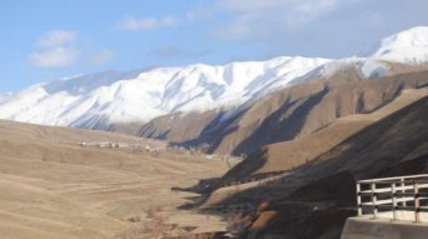 Y&uuml;ksekova'da Dağların Zirvesi Beyaza B&uuml;r&uuml;nd&uuml;