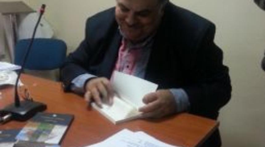 Siyaset&ccedil;i Ve Yazar Erol Erdoğan, 'insan Mevsimi' İsimli Kitabını İmzaladı